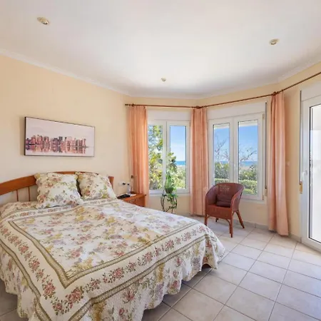 Vila Mit Meerblick In *
