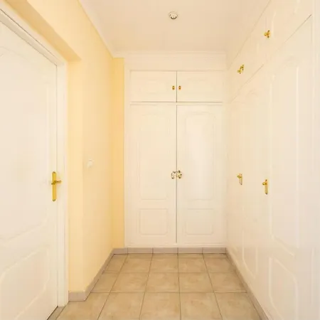 Mit Meerblick In دينايا